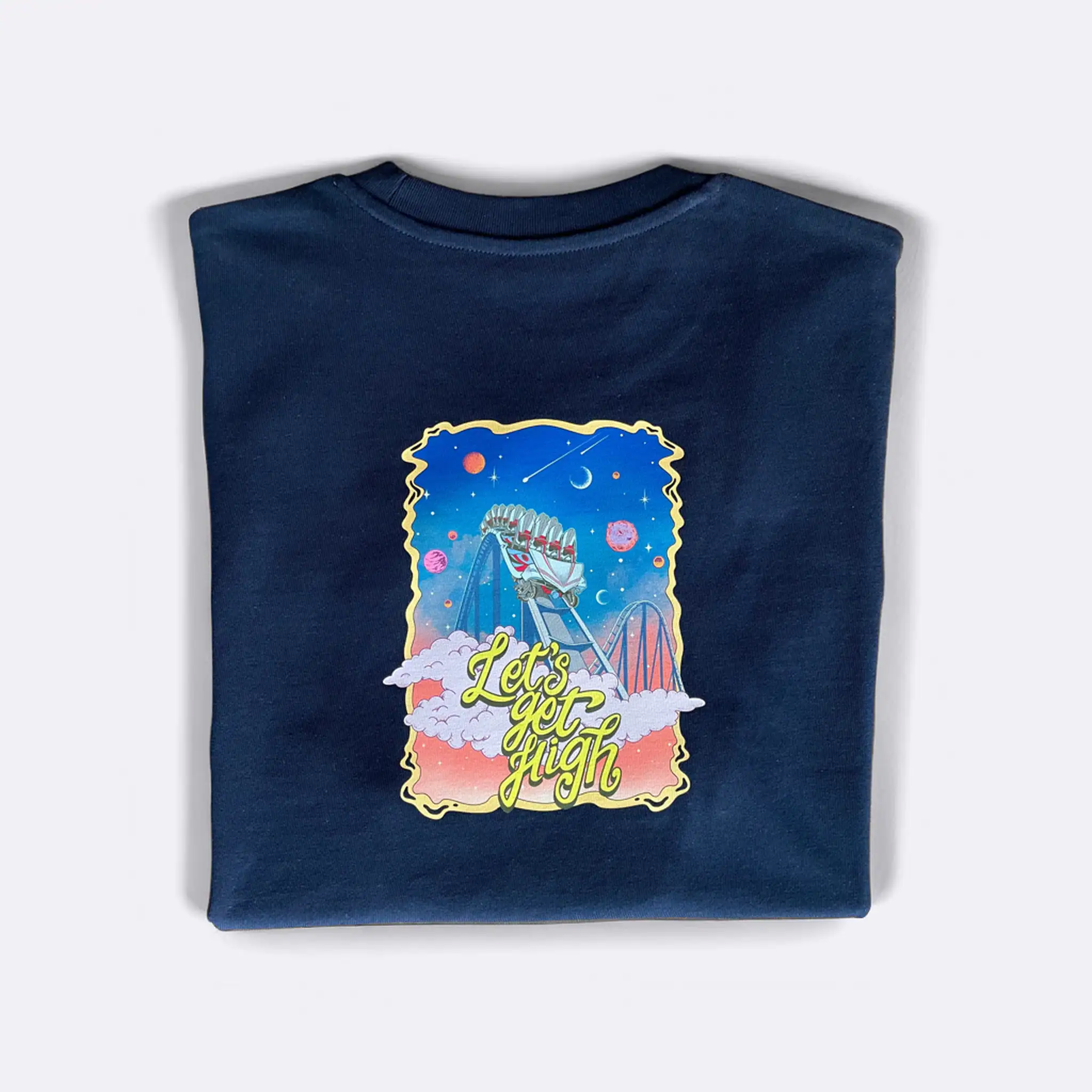 Alt: Dunkelblaues T-Shirt mit farbigem Livestream-Design, "Let's get High" Schriftzug, ideal für Fans des digitalen Entertainments.