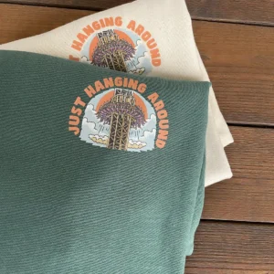 Hochwertige T-Shirts mit "Just Hanging Around"-Design, ideal für Freizeit und Streetwear.