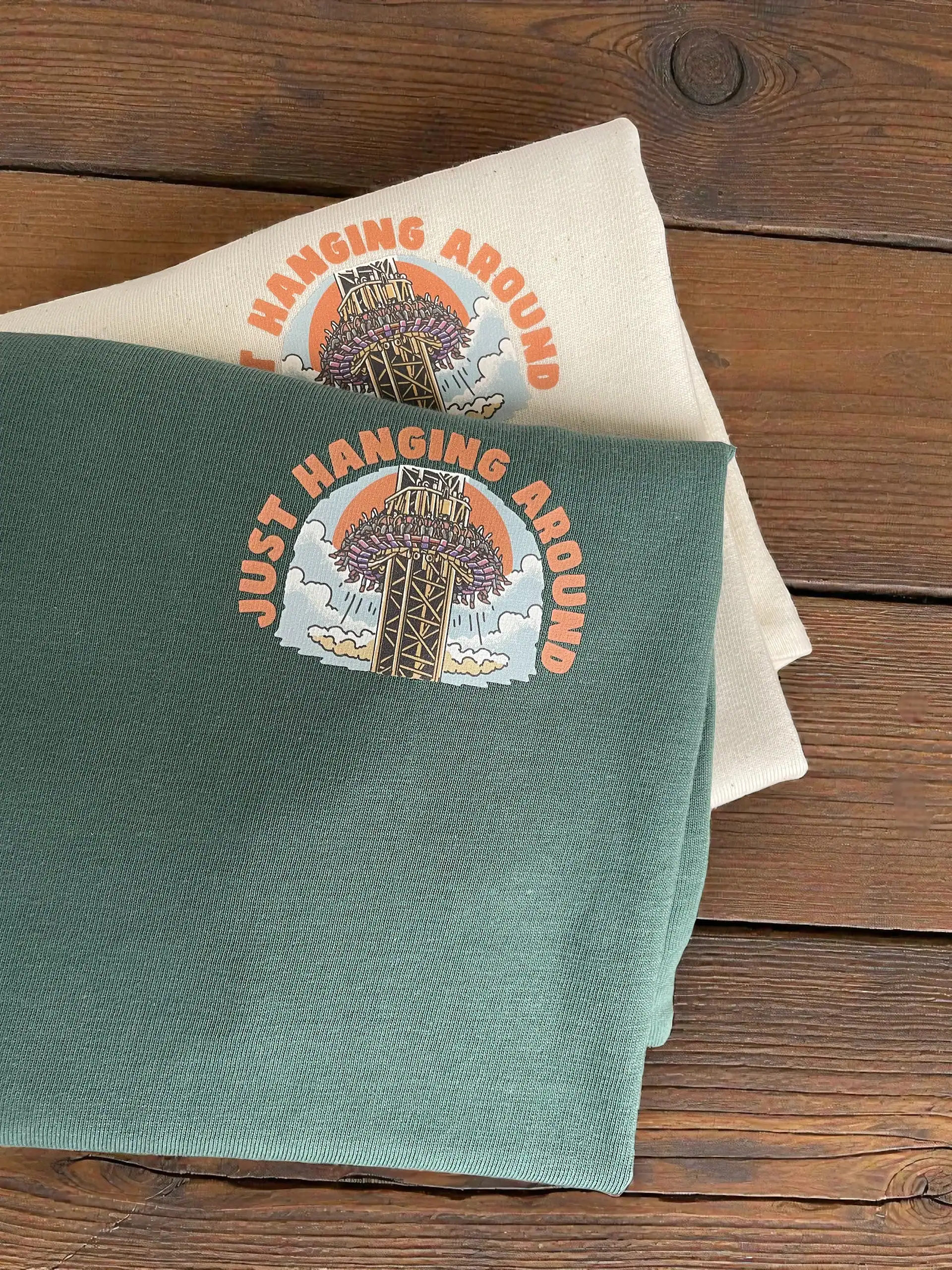 Hochwertige T-Shirts mit "Just Hanging Around"-Design, ideal für Freizeit und Streetwear.
